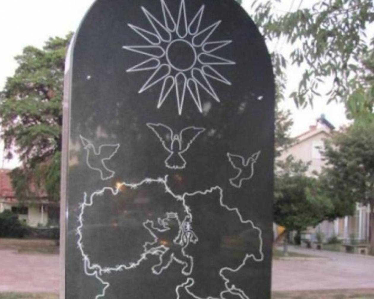 Νέο προκλητικό μνημείο στα Σκόπια με τον «Ήλιο της Βεργίνας»