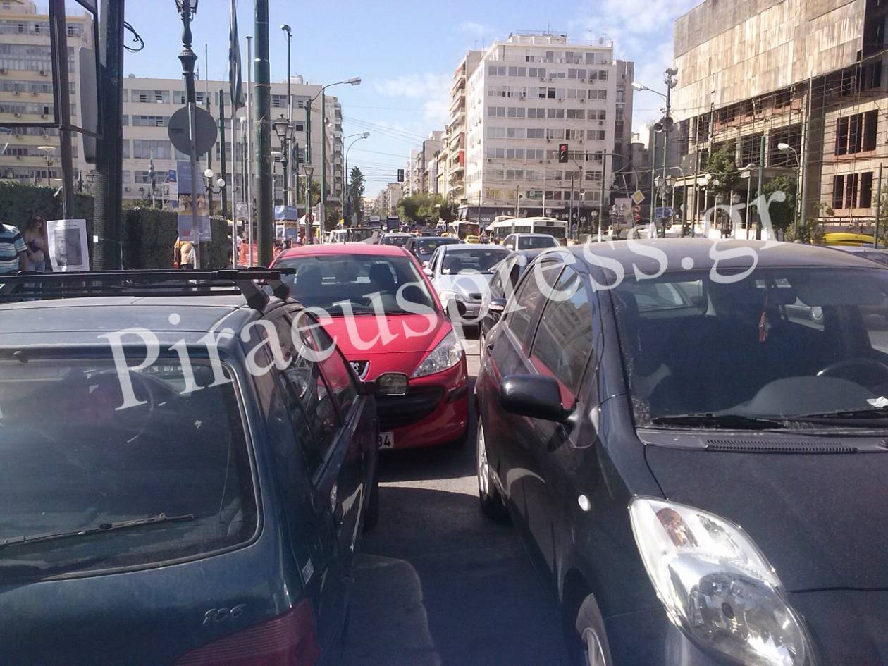 Παρεμπόριο και παράνομο πάρκινγκ ξανά στον Πειραιά (pics)