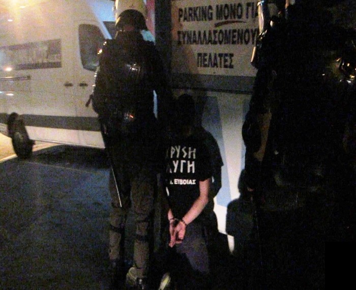 Φωτογραφίες και βίντεο της ΕΛ.ΑΣ. από τις συλλήψεις των 8 Χρυσαυγιτών
