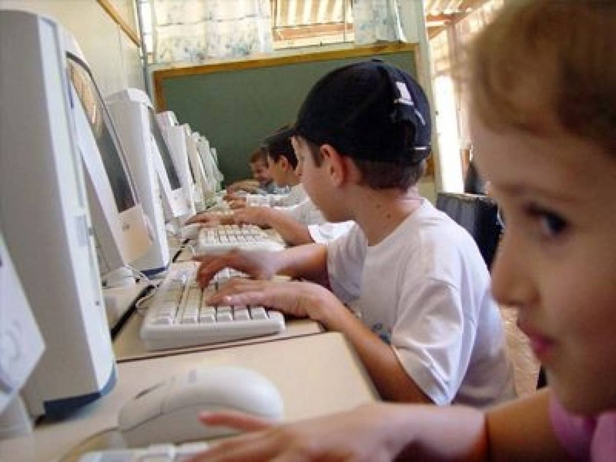 ΣΟΚ: Παιδεραστές στο internet έβαζαν ανήλικα παιδάκια να χαρακώνονται