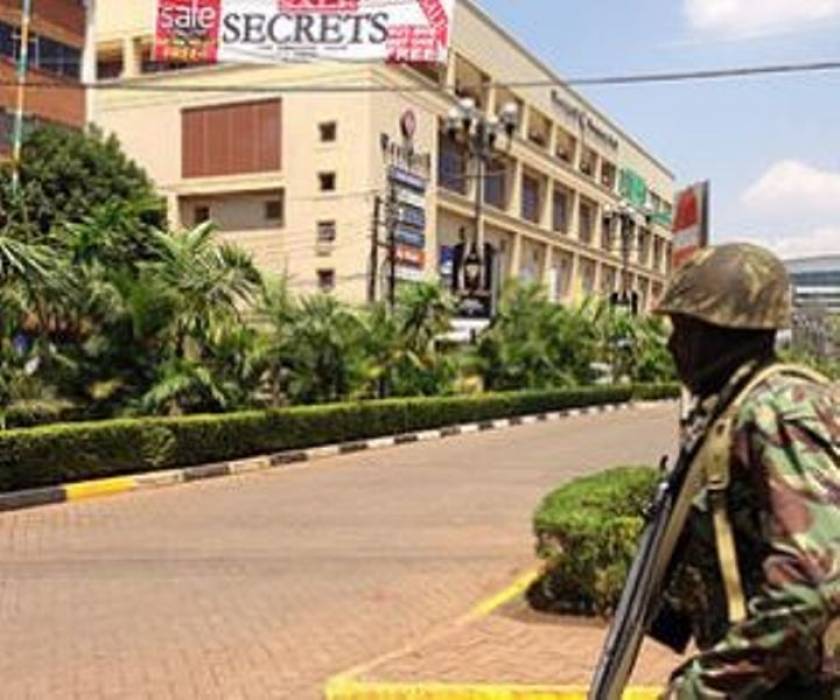 Νεκρός ο ένας από τους δράστες του μακελειού στην Κένυα
