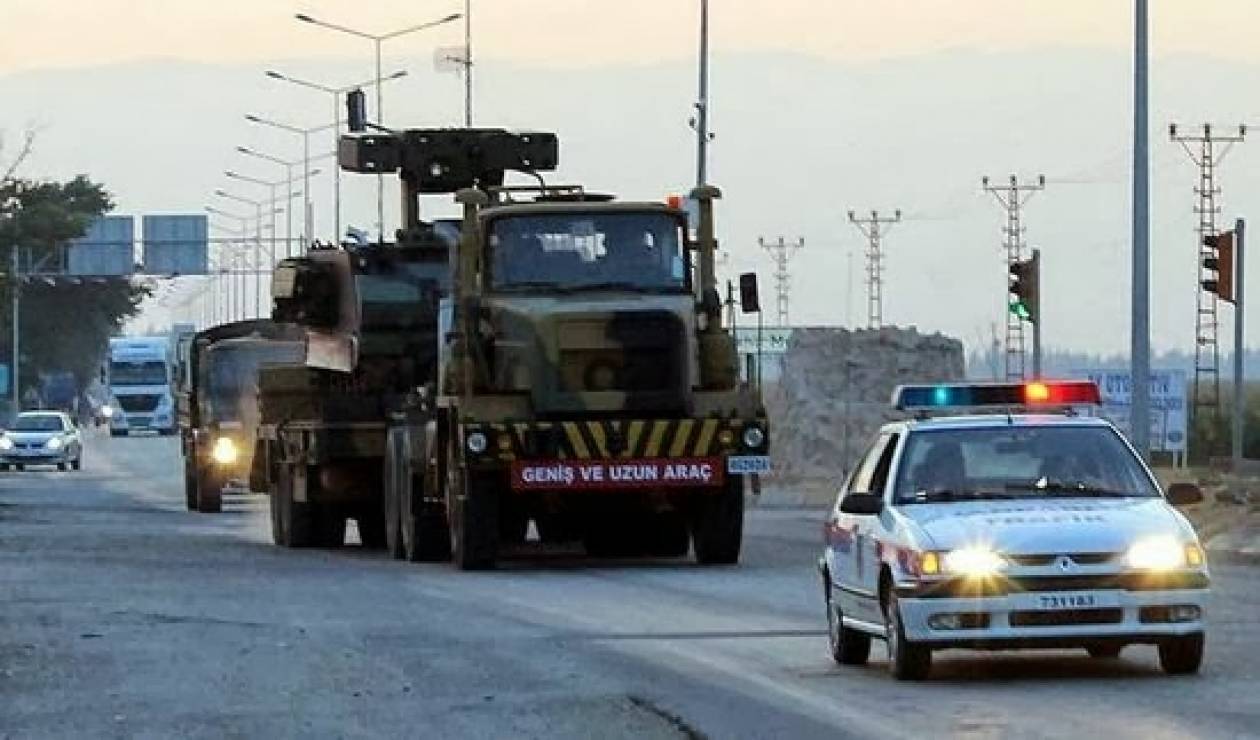 Ο τουρκικός στρατός συγκεντρώνεται στα τουρκο-συριακά σύνορα