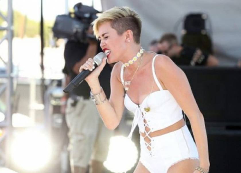 Η Miley Cyrus καταρρέει επί σκηνής με το στήθος έξω!