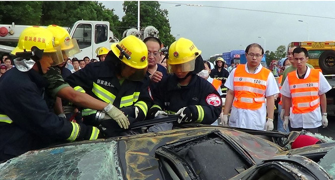 Κίνα: Κοντέινερ έπεσε στο αυτοκίνητό της και επέζησε (pics)