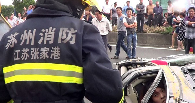 Κίνα: Κοντέινερ έπεσε στο αυτοκίνητό της και επέζησε (pics)