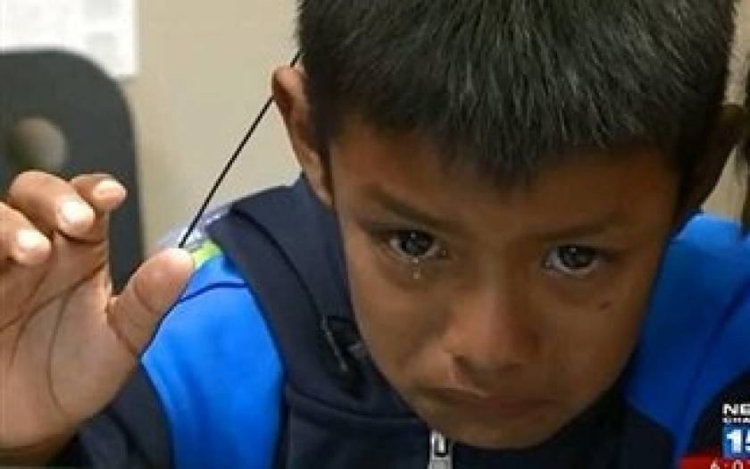 Συγκινητικό: 7χρονος ακούει για πρώτη φορά τους γονείς του!