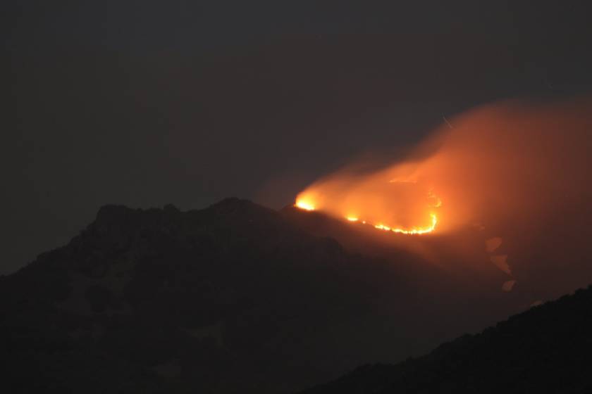 Σέρρες: Υπό μερικό έλεγχο η φωτιά στο όρος Μπέλες