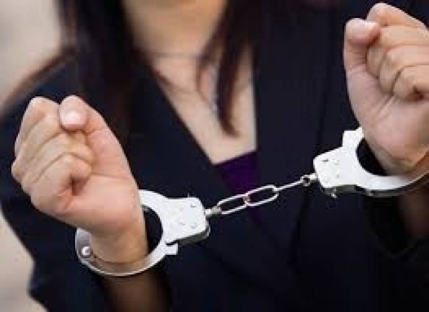 Σύλληψη για χρέη στο Δημόσιο με «άρωμα» γυναίκας