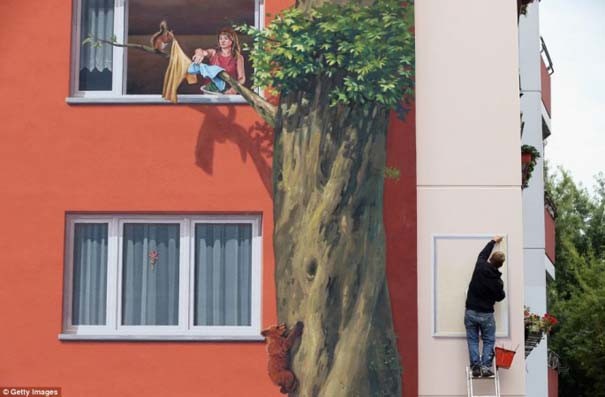 Τεράστια και εντυπωσιακή τοιχογραφία σε μια ολόκληρη γειτονιά