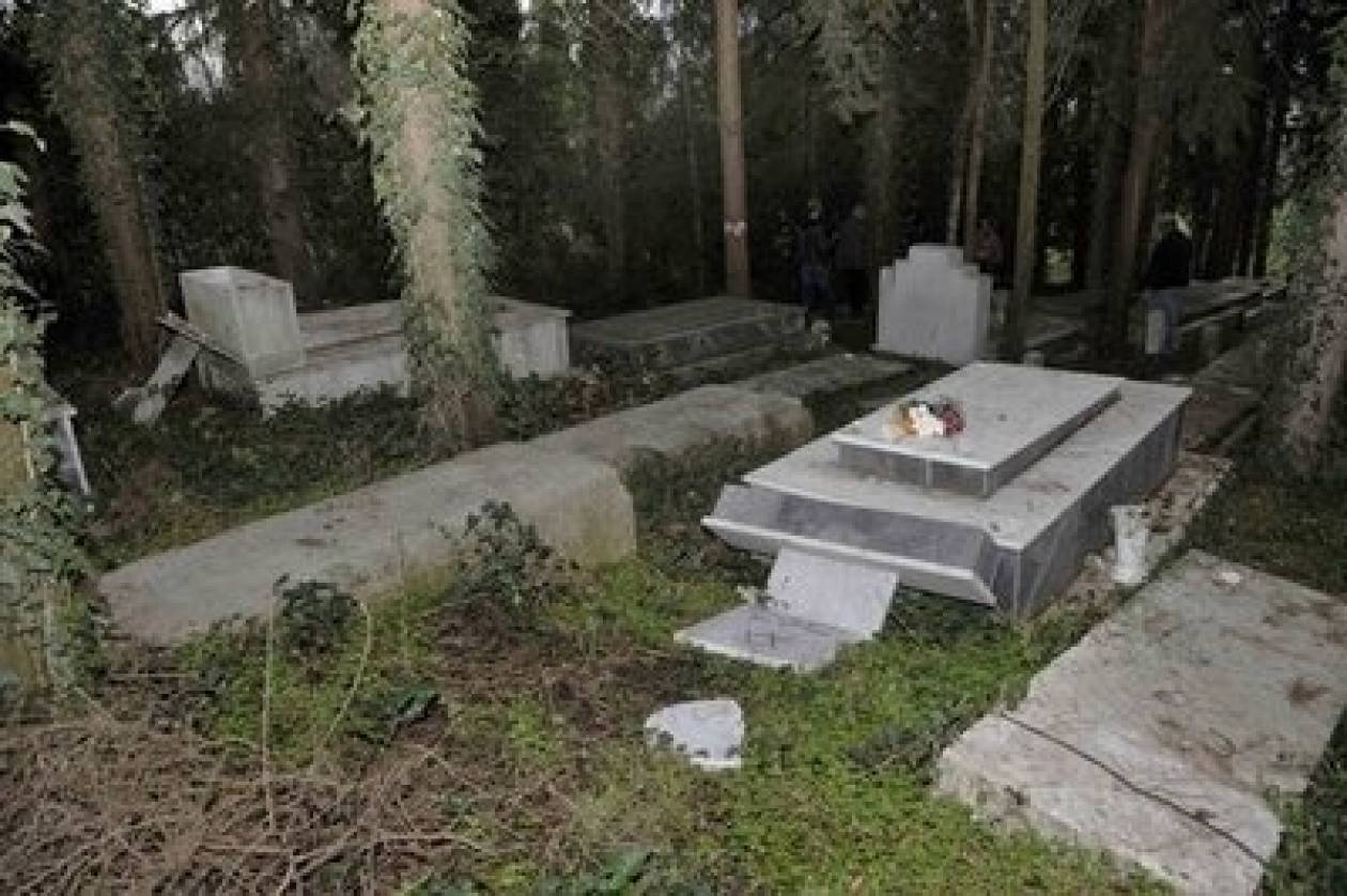 Κατάσχεσαν 4 ευρώ από τραπεζικό λογαριασμό για χρέη σε νεκροταφείο