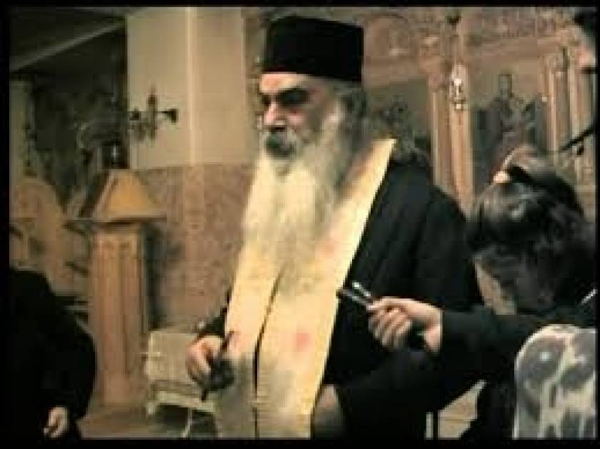 Βίντεο: Κύπριος ο ιερέας που «εξορκίζει» «παιχνίδι του διαβόλου»