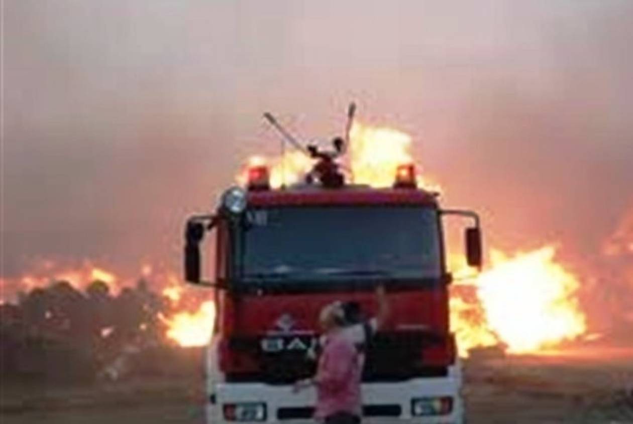 Φωτιά σε τμήμα της ναυπηγοεπισκευαστικής ζώνης στο Πέραμα