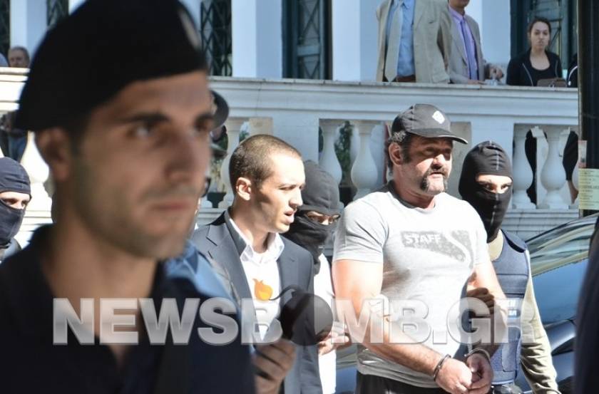 Ο Ηλίας Κασιδιάρης κλώτσησε και χτύπησε δημοσιογράφους