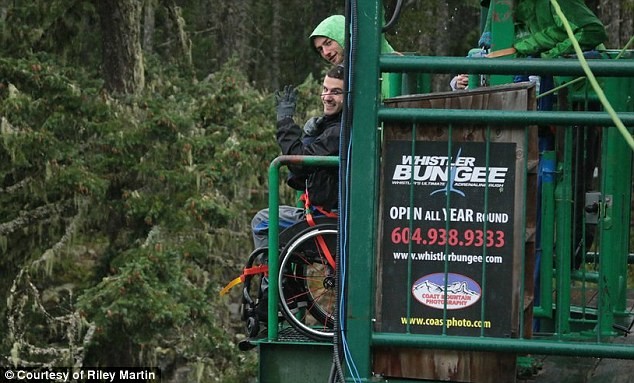 Βρετανός φοιτητής κάνει bungee jumping με το αναπηρικό του καροτσάκι