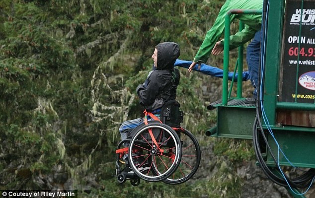 Βρετανός φοιτητής κάνει bungee jumping με το αναπηρικό του καροτσάκι