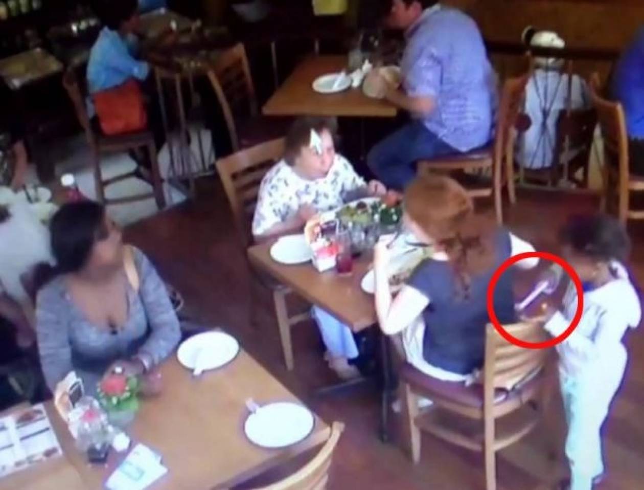 Βίντεο-Ντοκουμέντο: 7χρονη κλέβει κινητό από τσάντα σε καφετέρια