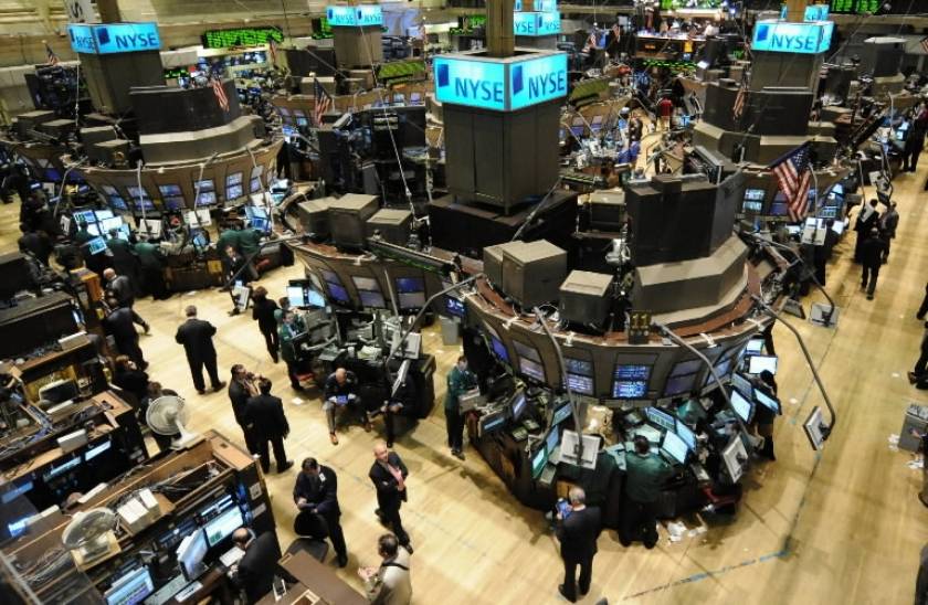 Πτώση στη σκιά της κρίσης για τη Wall Street