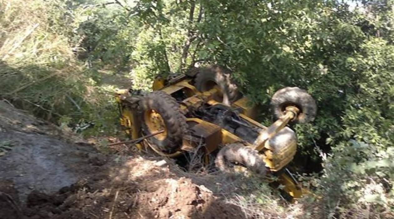 Πάτρα: Ανετράπη σκαπτικό μηχάνημα και εγκλωβίστηκε ο οδηγός