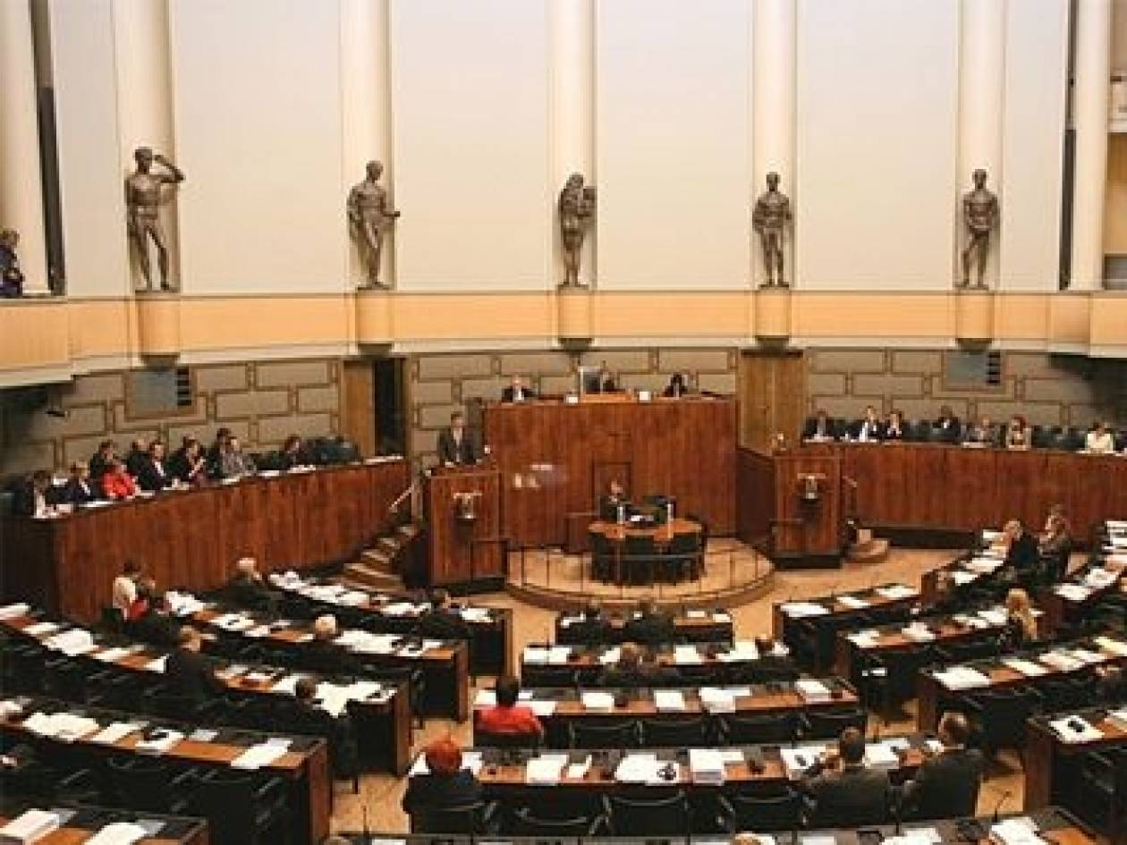 Φινλανδία: Έδιωξαν βουλευτή λόγω ναζιστικού χαιρετισμού