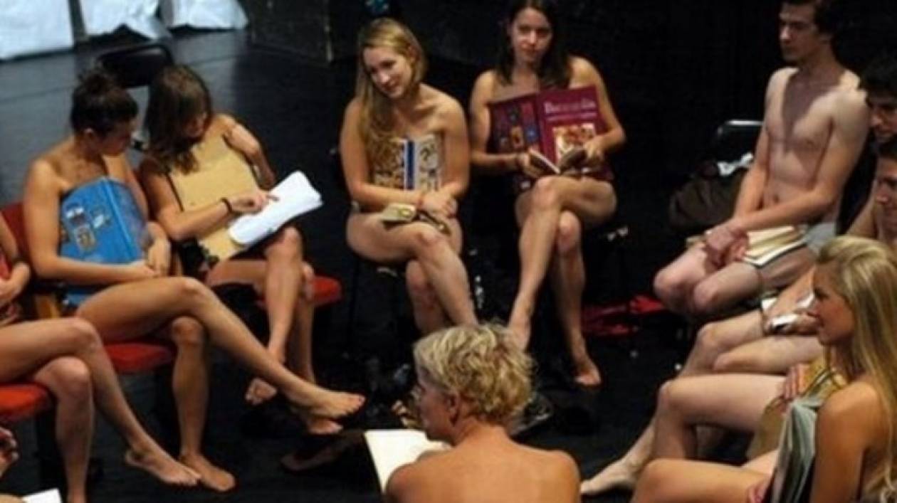 Το πανεπιστήμιο απαγόρευσε τις μίνι φούστες και διαμαρτυρήθηκαν γυμνοί