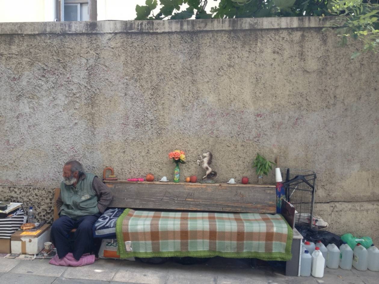 Μήνυμα ελπίδας και αισιοδοξίας από έναν άστεγο στο Κολωνάκι (pics)