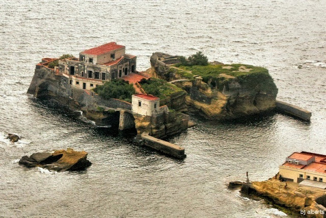 Αυτό είναι το καταραμένο νησί της Ιταλίας (pics)