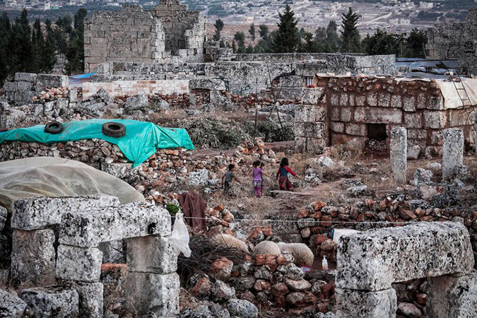 Προσφυγικοί καταυλισμοί στη Συρία ανάμεσα σε ρωμαϊκά ερείπια (pics)