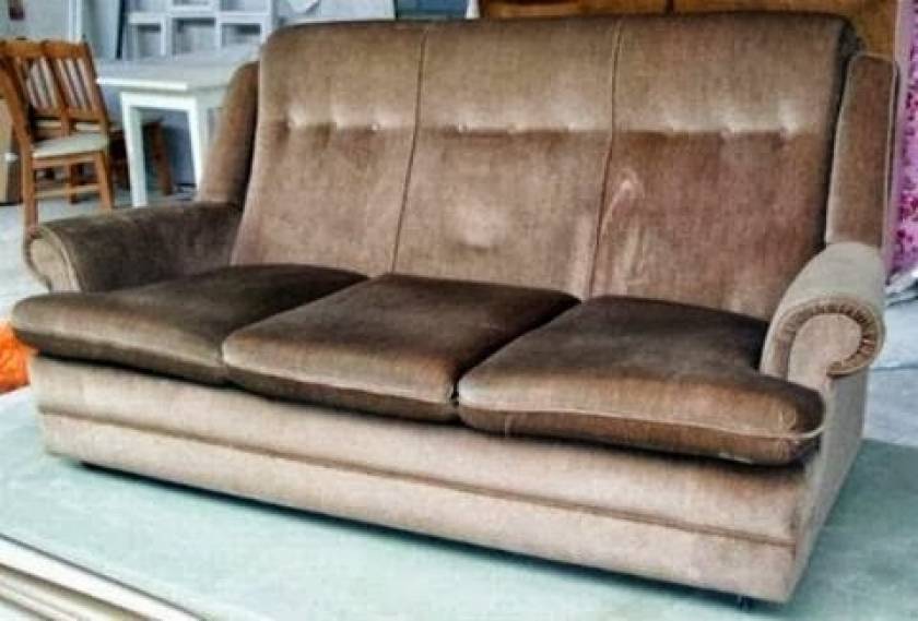 Μπορείτε να φανταστείτε τι κρύβει αυτός ο καναπές;