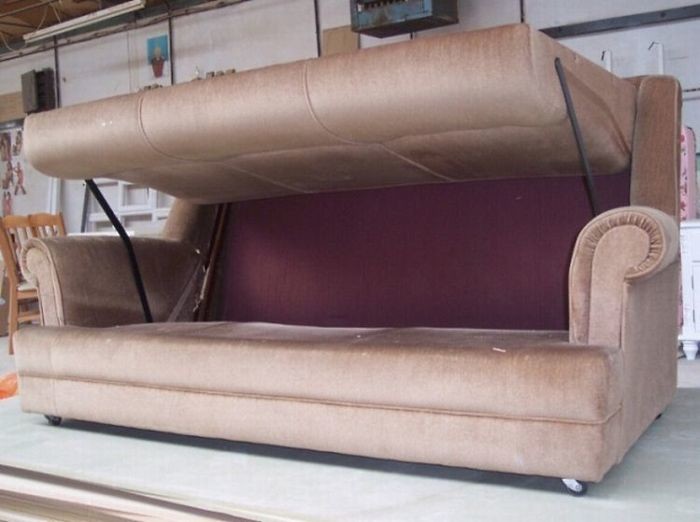 Μπορείτε να φανταστείτε τι κρύβει αυτός ο καναπές;