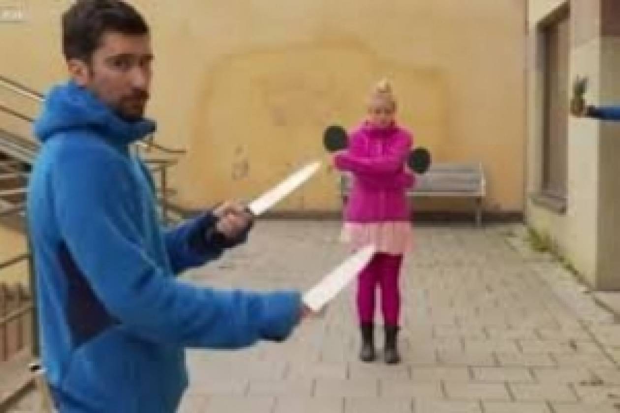 Βίντεο-ΣΟΚ: Παίζουν πινγκ-πονγκ με μαχαίρια αντί μπαλάκια