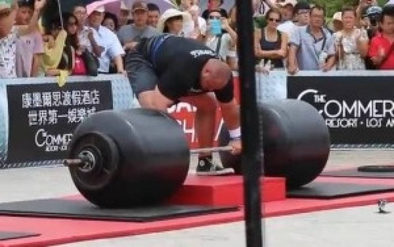 Βίντεο: Σήκωσε 442 κιλά και έσπασε το ρεκόρ Γκίνες!
