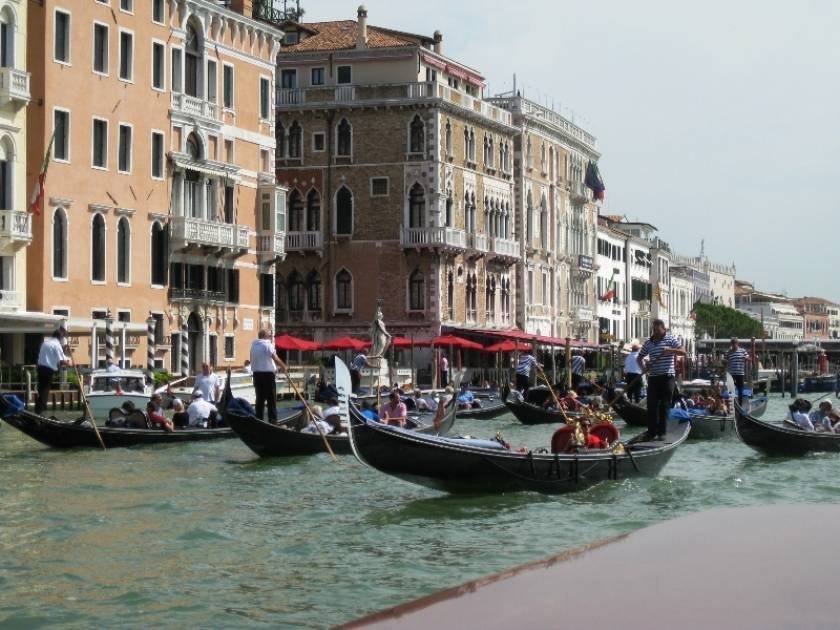 Πινακίδες και GPS βάζει ο δήμος Βενετίας στις γόνδολες!