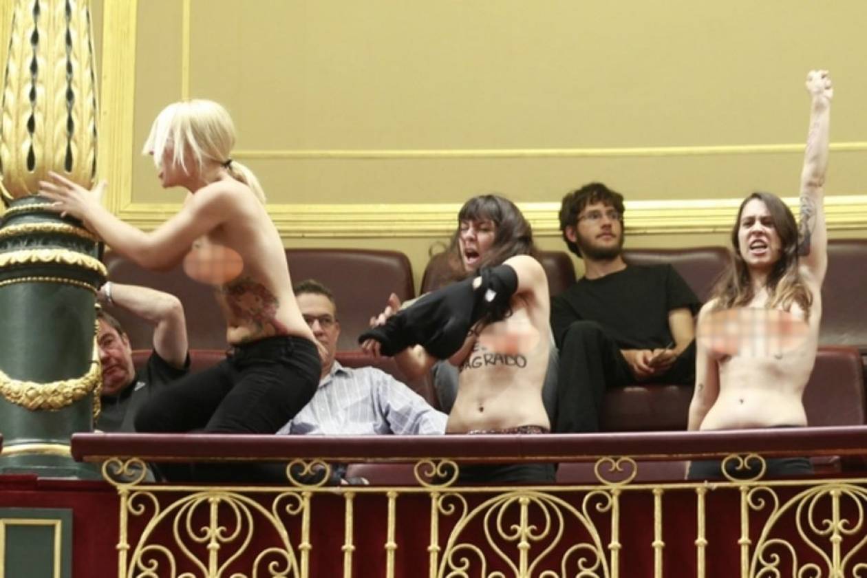 Ισπανία: Ακτιβίστριες της Femen γυμνές στη Βουλή (pics-vid)