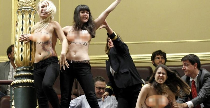 Ισπανία: Ακτιβίστριες της Femen γυμνές στη Βουλή (pics-vid)