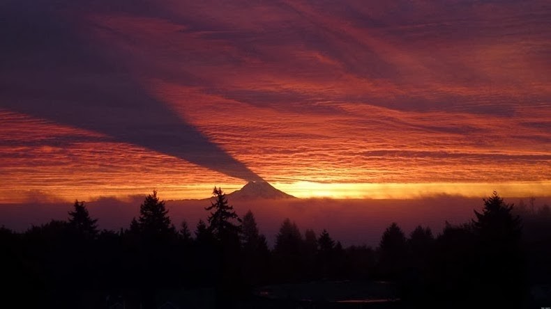 Απίστευτο: Η σκιά ενός βουνού «σκάει» στον ουρανό