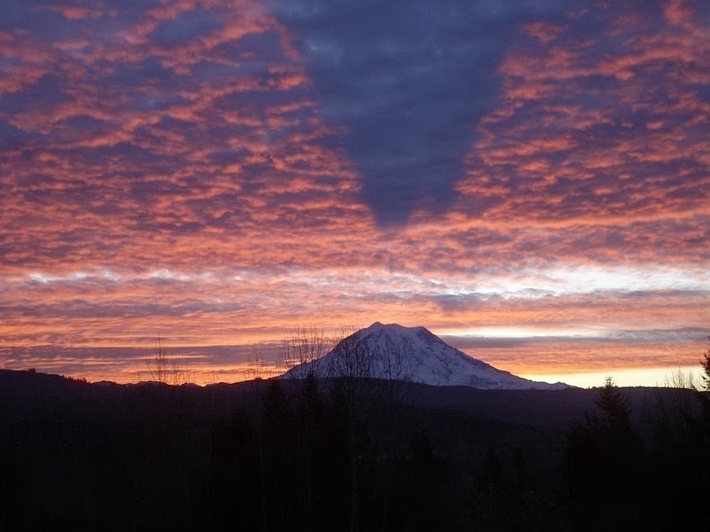 Απίστευτο: Η σκιά ενός βουνού «σκάει» στον ουρανό