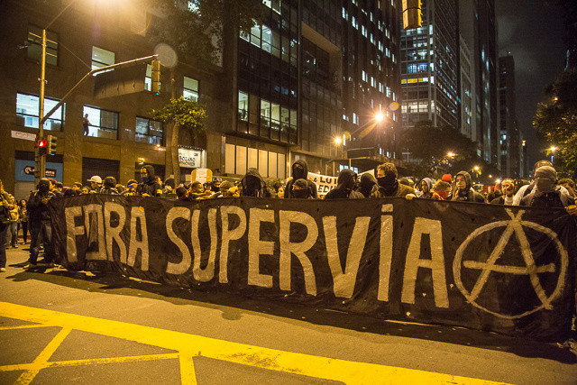 Όταν οι Βραζιλιάνοι αναρχικοί του Ρίο διαδηλώνουν (pics)