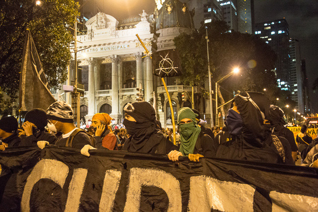 Όταν οι Βραζιλιάνοι αναρχικοί του Ρίο διαδηλώνουν (pics)