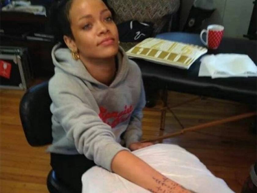 Δείτε τη Rihanna να κάνει παραδοσιακό μαορί τατουάζ στη Ν. Ζηλανδία!