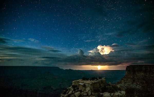 Εκπληκτικές φωτογραφίες από αστραπές στο Grand Canyon 