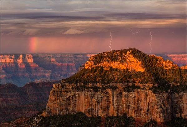 Εκπληκτικές φωτογραφίες από αστραπές στο Grand Canyon 