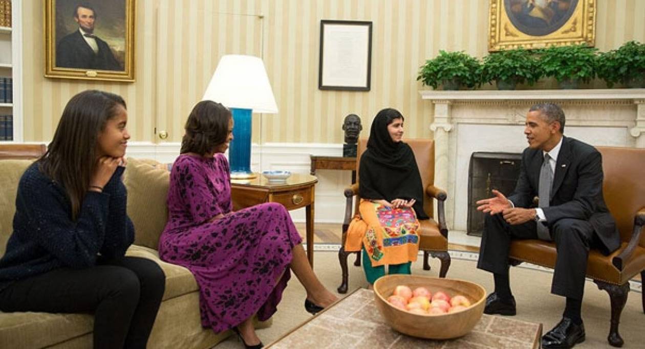 Ο Μπαράκ Ομπάμα συναντά τη Μαλάλα Γιουσαφσάι