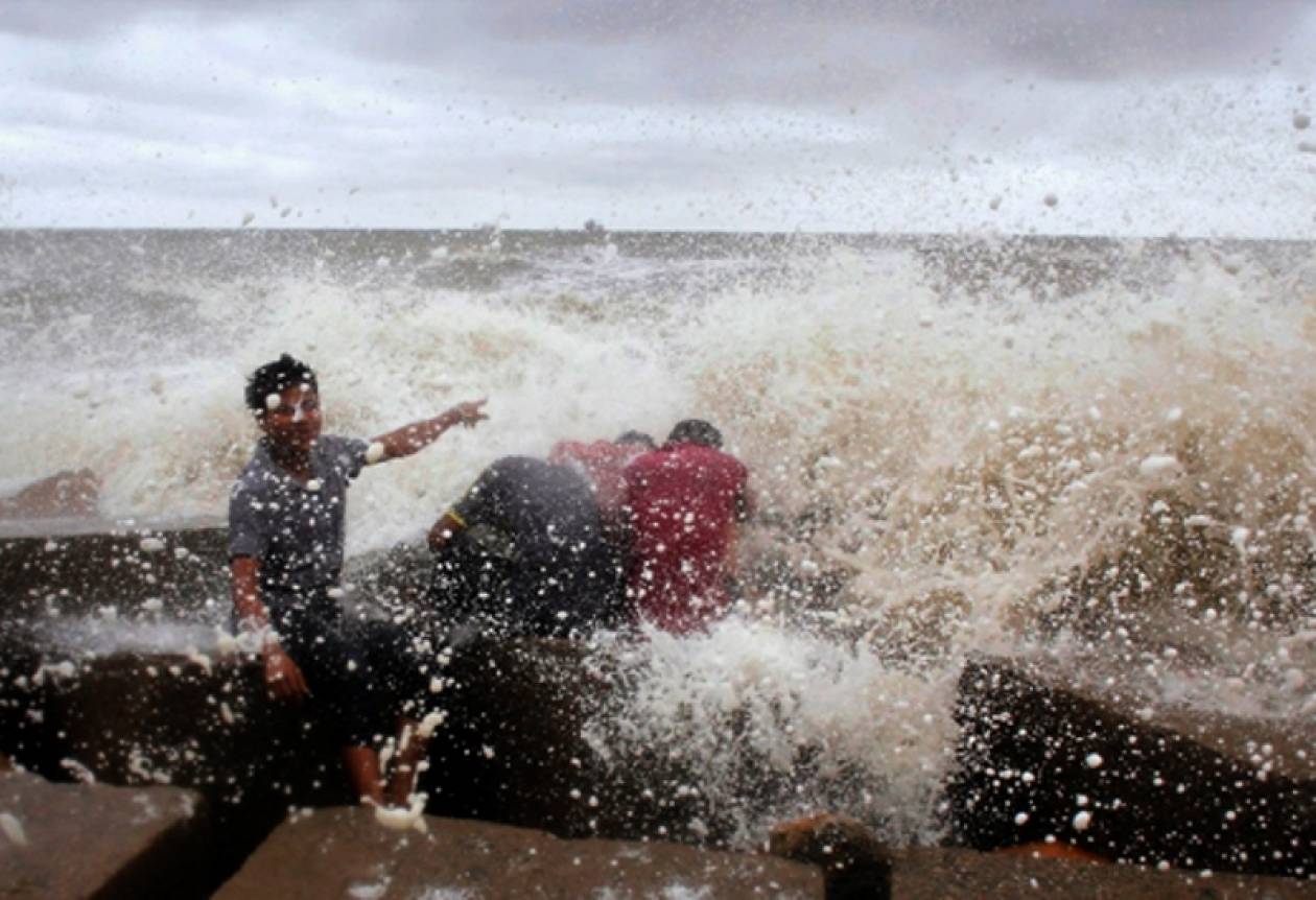 Ινδία: Συναγερμός λόγω του κυκλώνα Φαϊλίν
