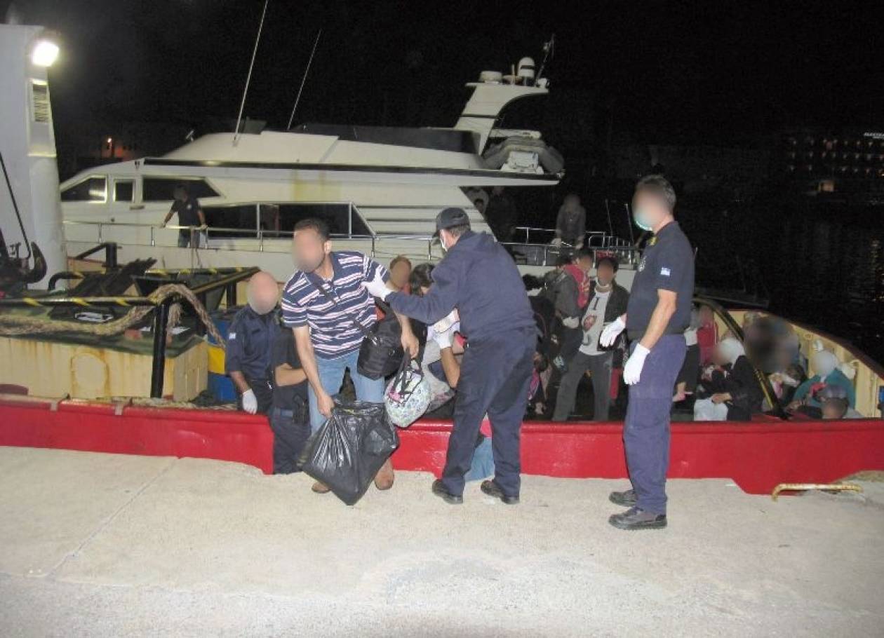 Καλαμάτα:Εντοπισμός 73 παράνομων μεταναστών σε ακυβέρνητο πλοίο (φωτό)