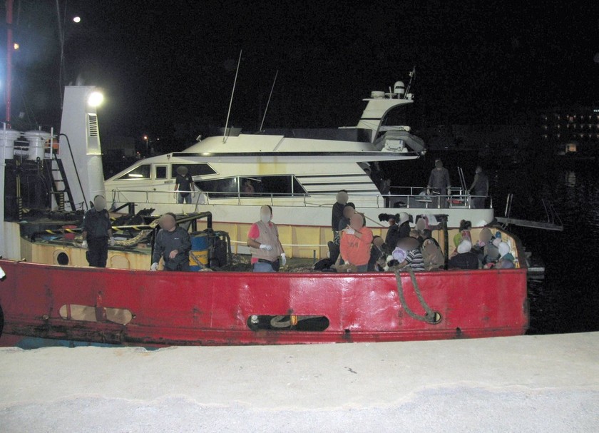 Καλαμάτα:Εντοπισμός 73 παράνομων μεταναστών σε ακυβέρνητο πλοίο (φωτό)