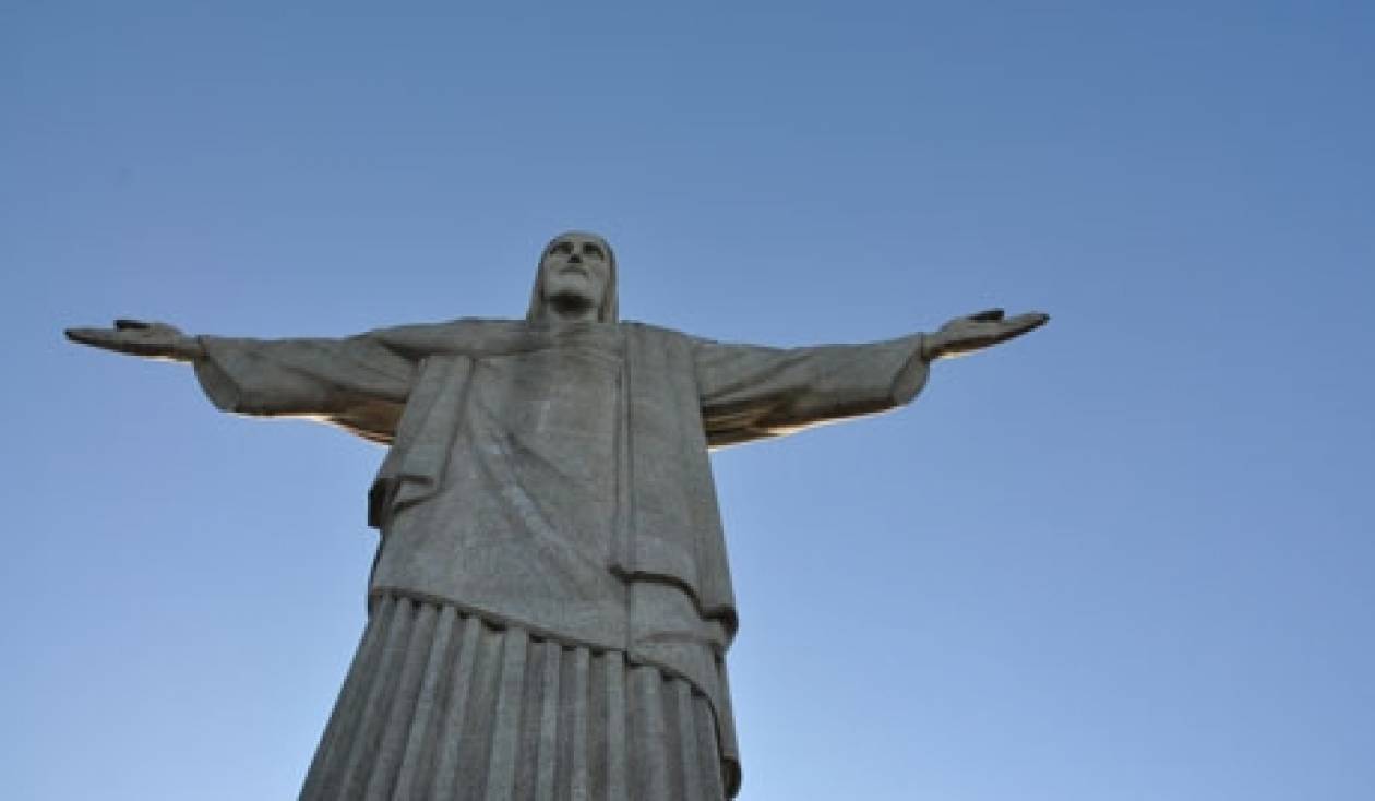 Χριστιανοί εγκατέστησαν άγαλμα του Χριστού στη Συρία