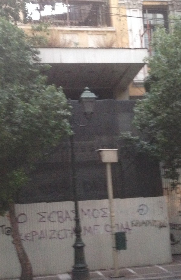 Σάλος με σύνθημα που έγραψαν στο κτίριο της Μarfin στη Σταδίου (pic)