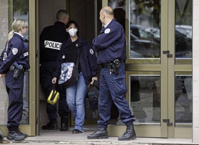 Ένοπλος κρατά τέσσερις ομήρους  σε τράπεζα στο Παρίσι