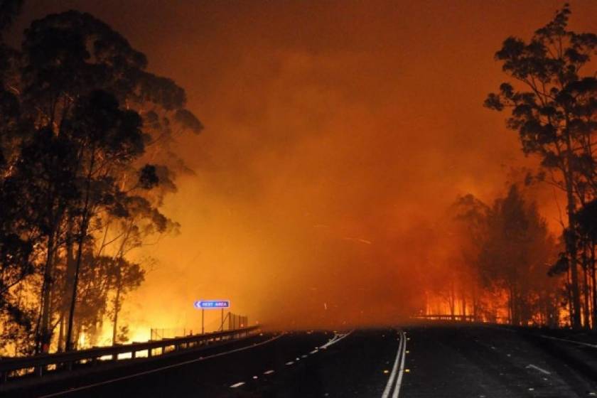 Δραματικές ώρες στην Αυστραλία – Κάηκαν εκατοντάδες σπίτια