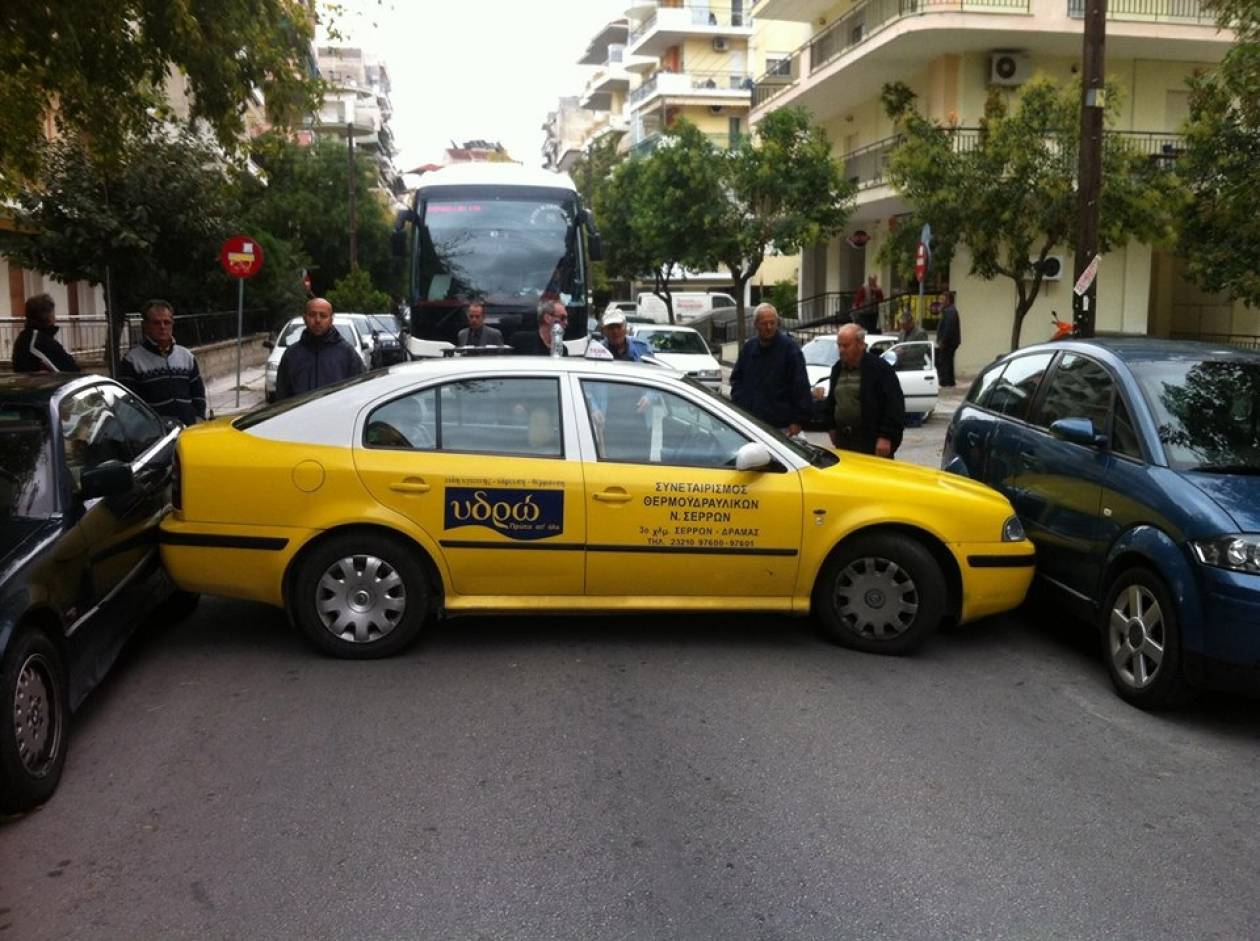 Το απίστευτο παρκάρισμα του ταξιτζή! (pic)